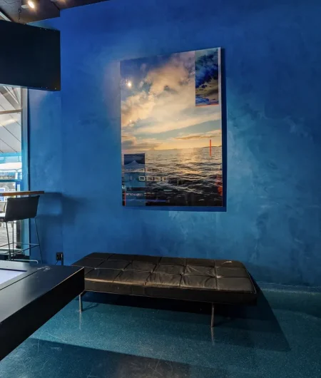 Mikrosement på blå vegger i moderne stue med industriell design